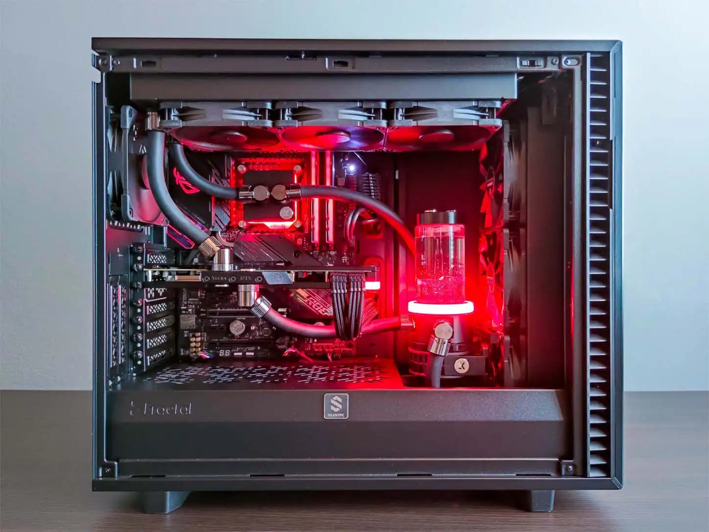 herný PC s červeným RGB podsvietením