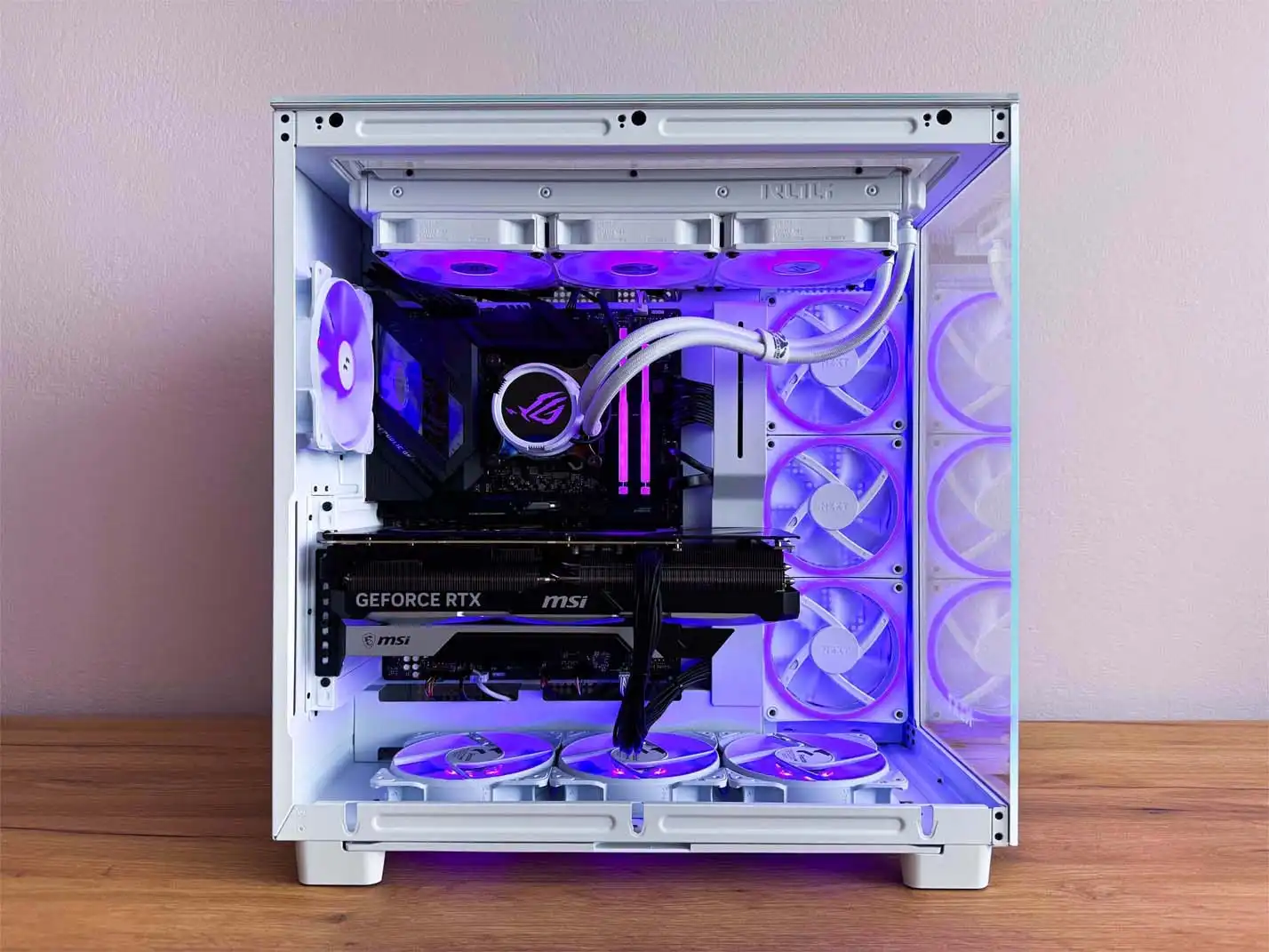 biely herný počítač s fialovým RGB podsvietením