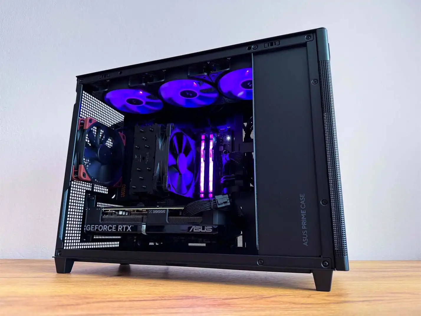 malý herný počítač s fialovým RGB
