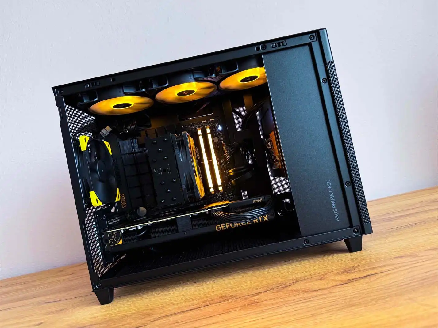 malý herný počítač s oranžovým RGB