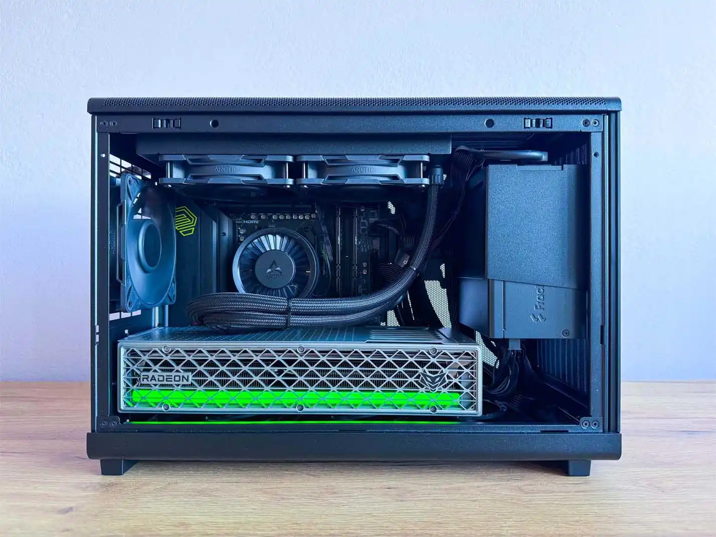 malý herný počítač so zeleným RGB