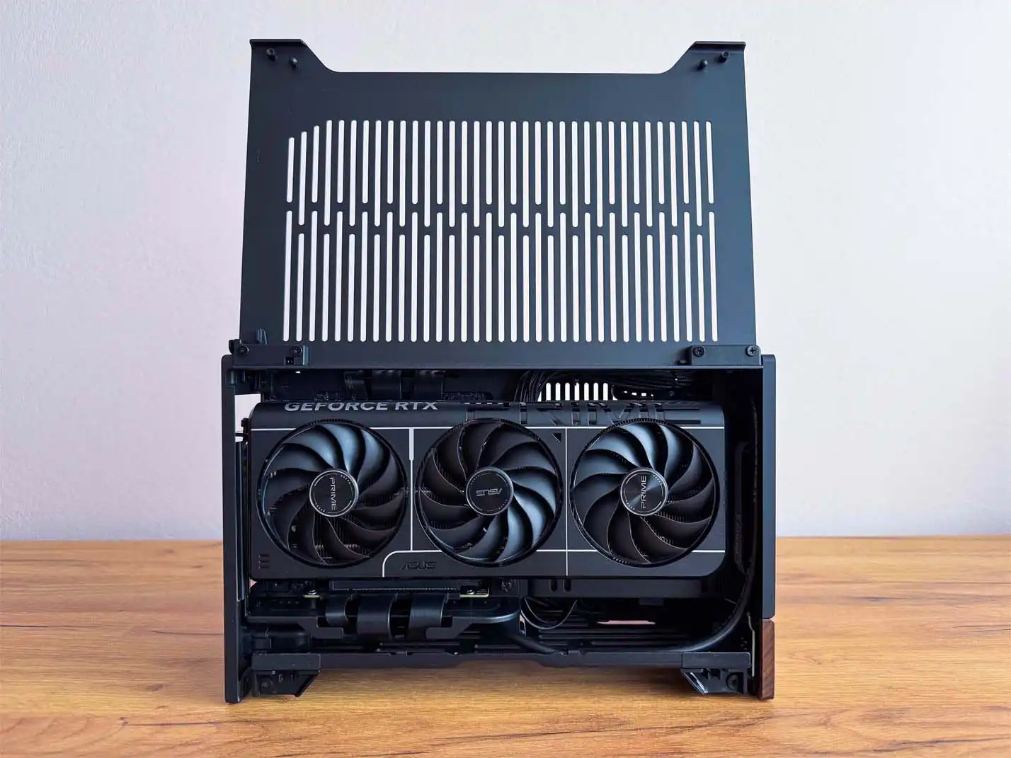 malý čierny herný počítač bez RGB
