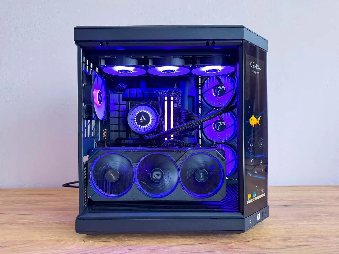 výkonný herný počítač s fialovým RGB podsvietením
