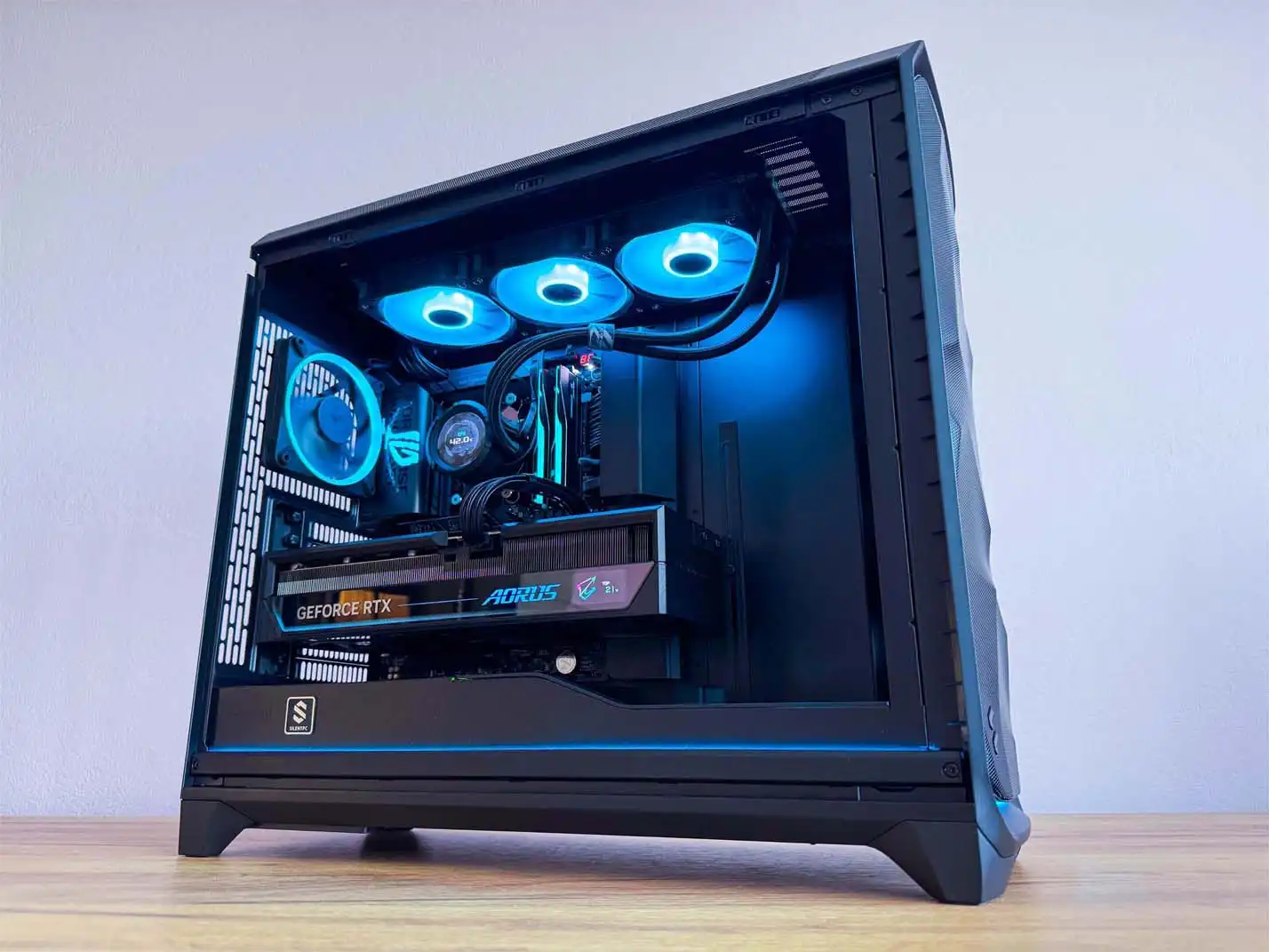 výkonný herný počítač s modrým RGB podsvietením
