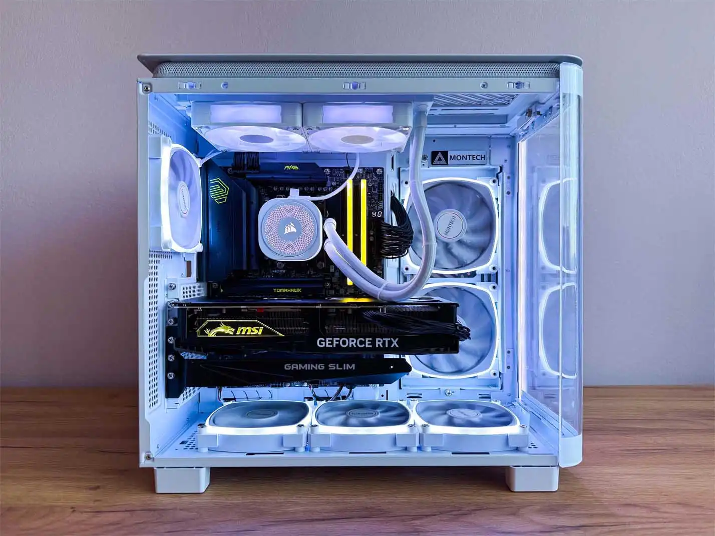 čierno biely herný počítač s RGB podsvietením