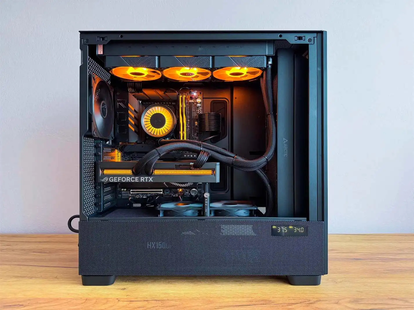 herný počítač s oranžovým RGB podsvietením