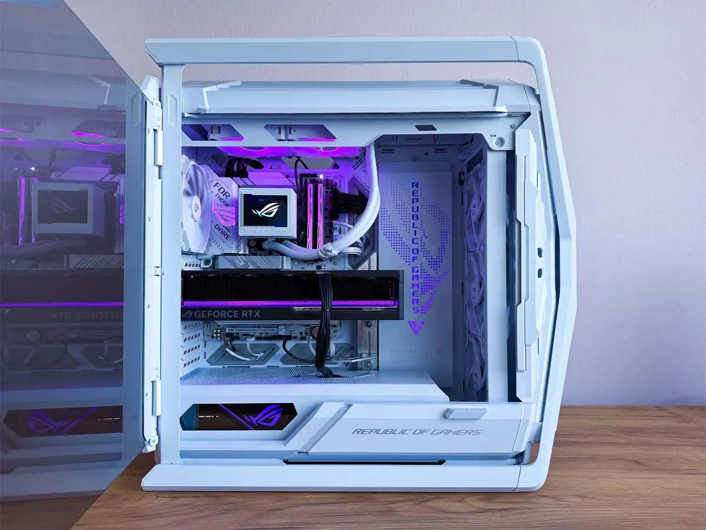 veľký biely herný počítač s fialovým RGB podsvietením