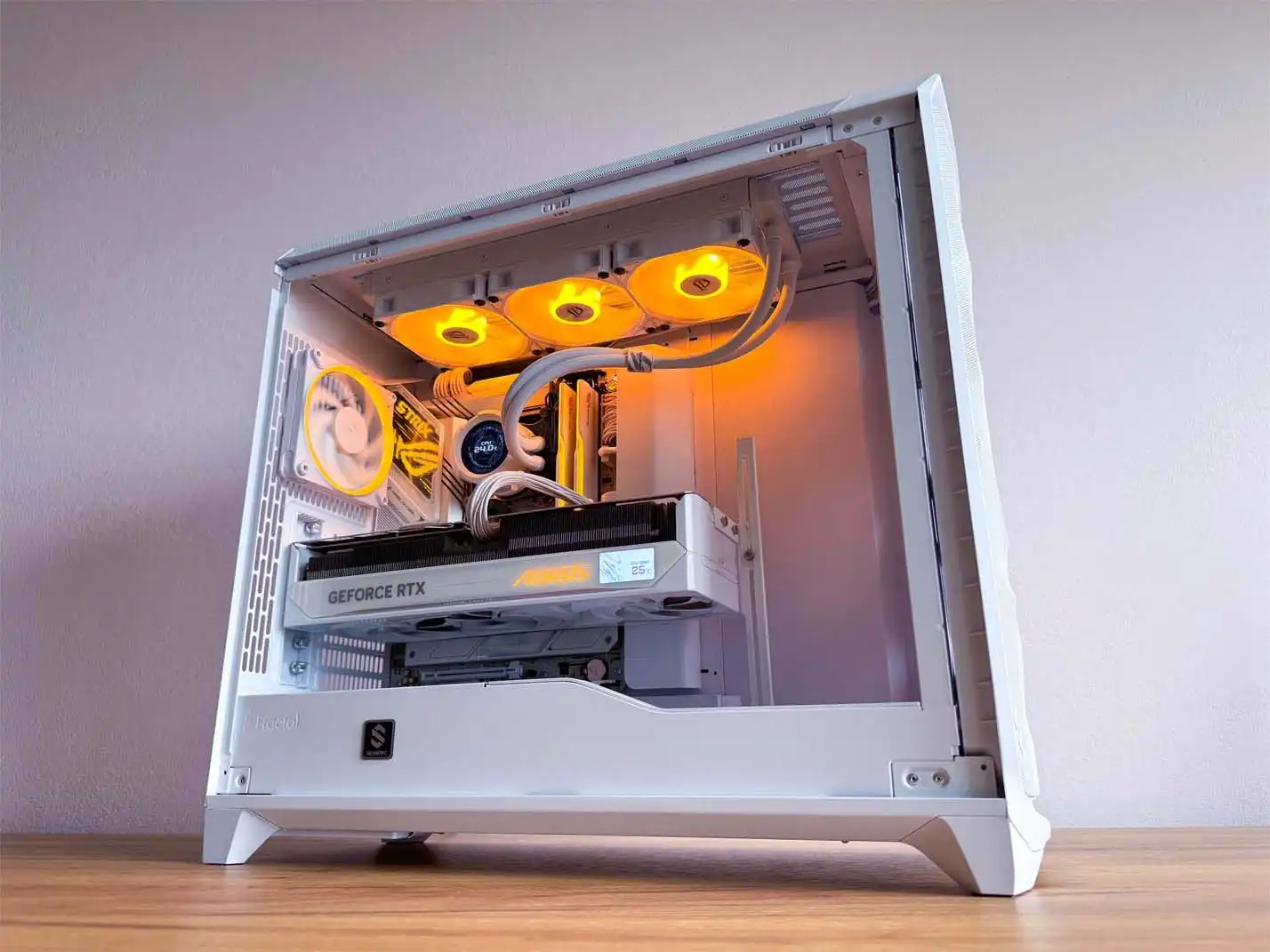 veľký biely herný počítač s oranžovým RGB podsvietením