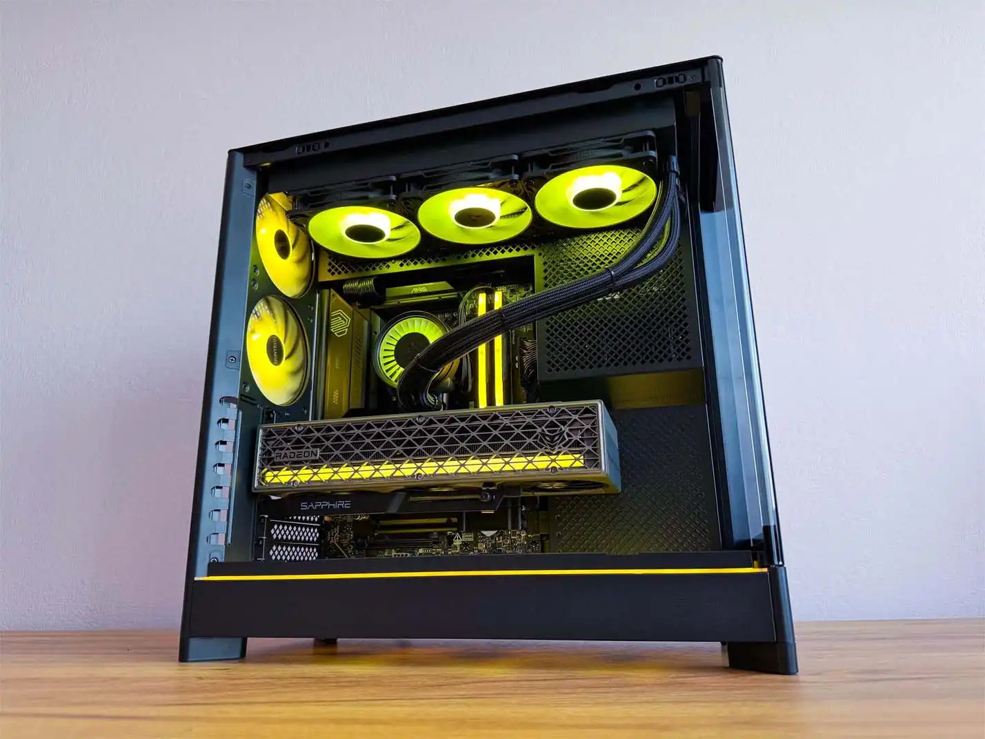 čierny herný počítač so žltým RGB podsvietením