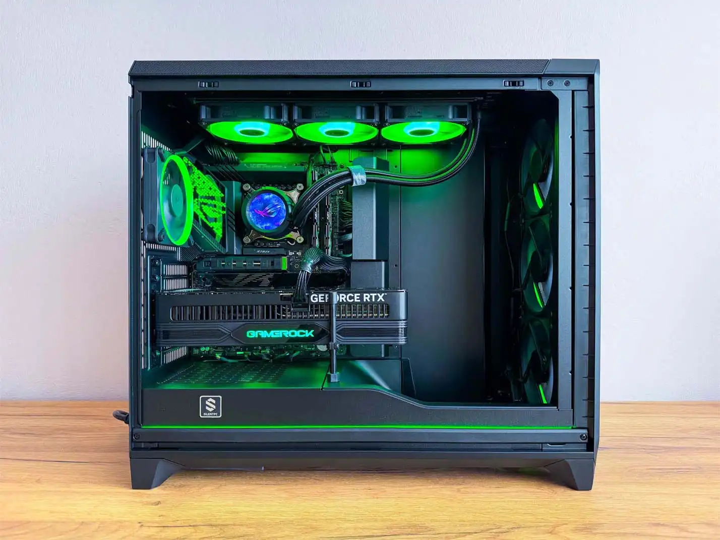 herný počítač so zeleným RGB podsvietením