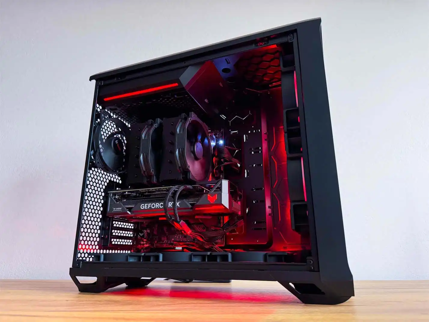 PC zostava s červeným RGB
