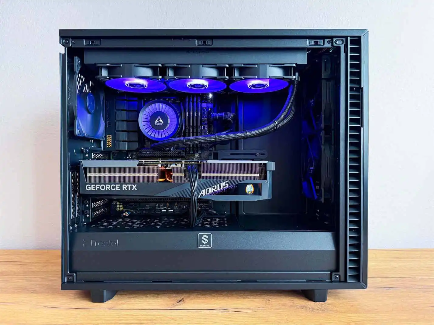 PC zostava s fialovým RGB