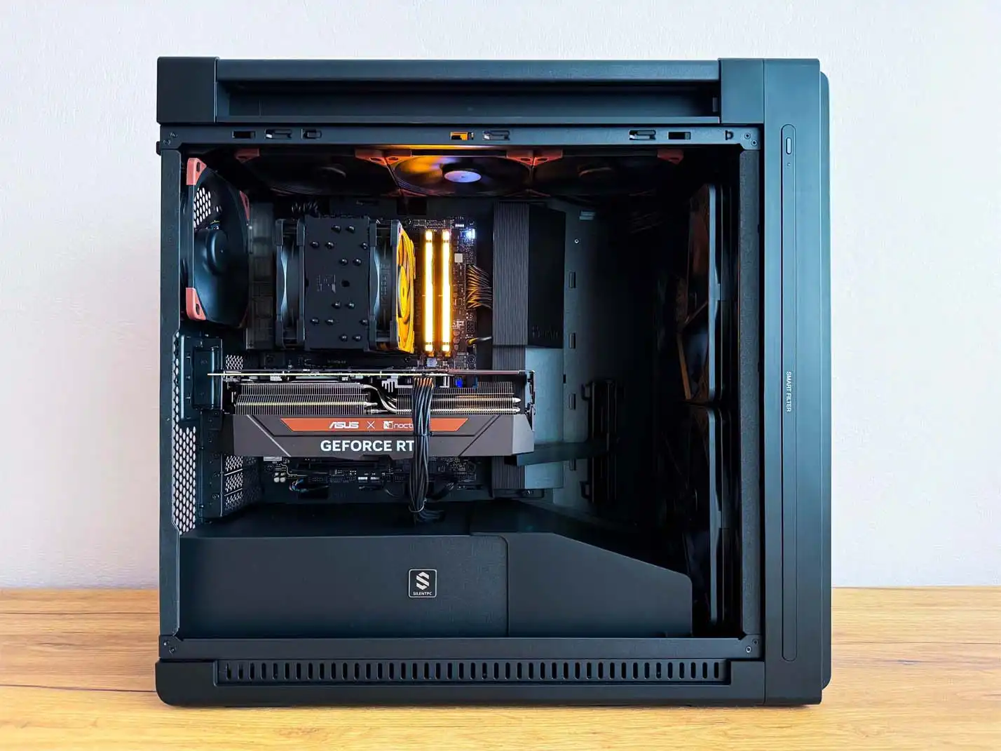 PC zostava s oranžovým RGB
