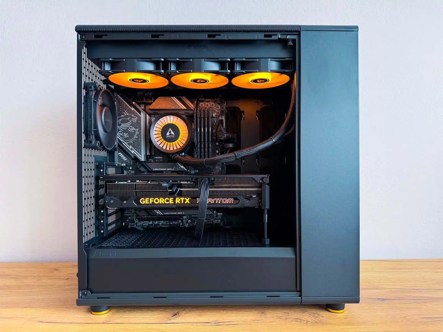 herná PC zostava s oranžovým RGB
