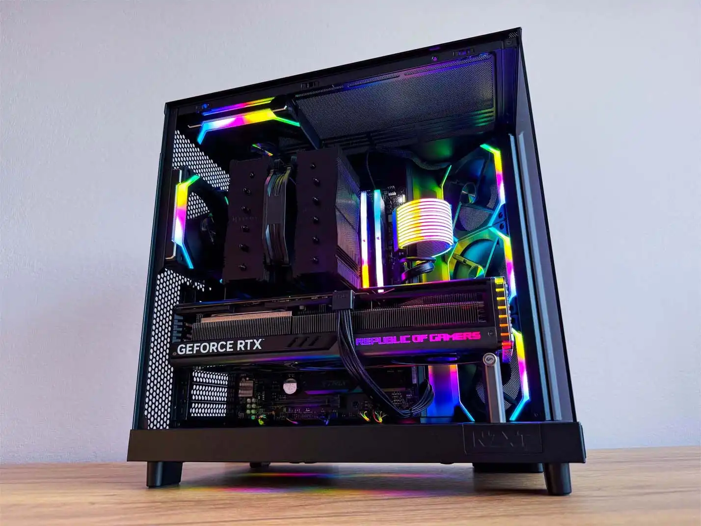 herná PC zostava s dúhovým RGB