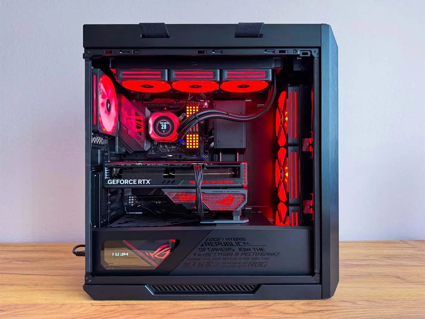 výkonný herný počítač s červeným RGB podsvietením