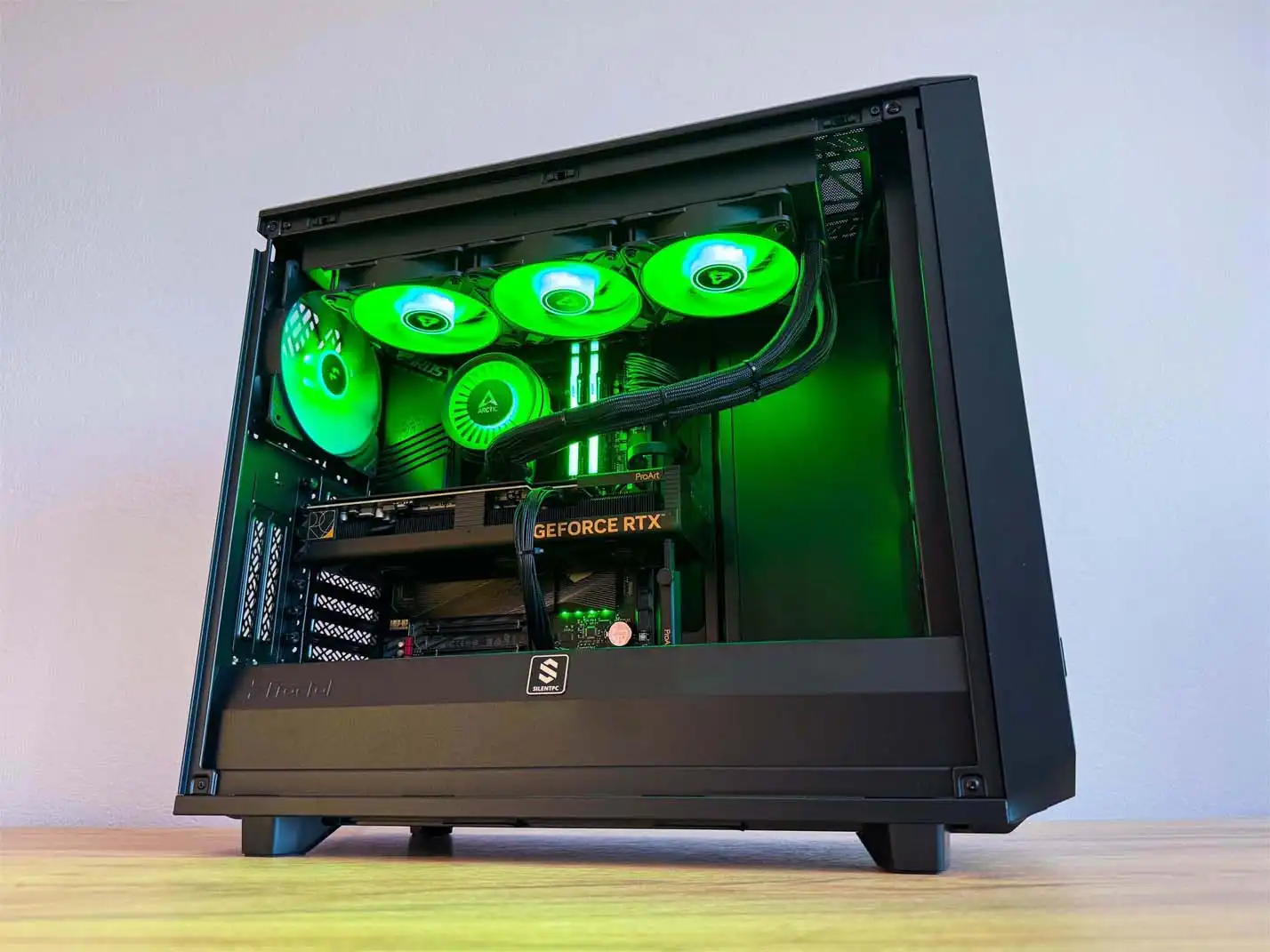 herná PC zostava so zeleným RGB