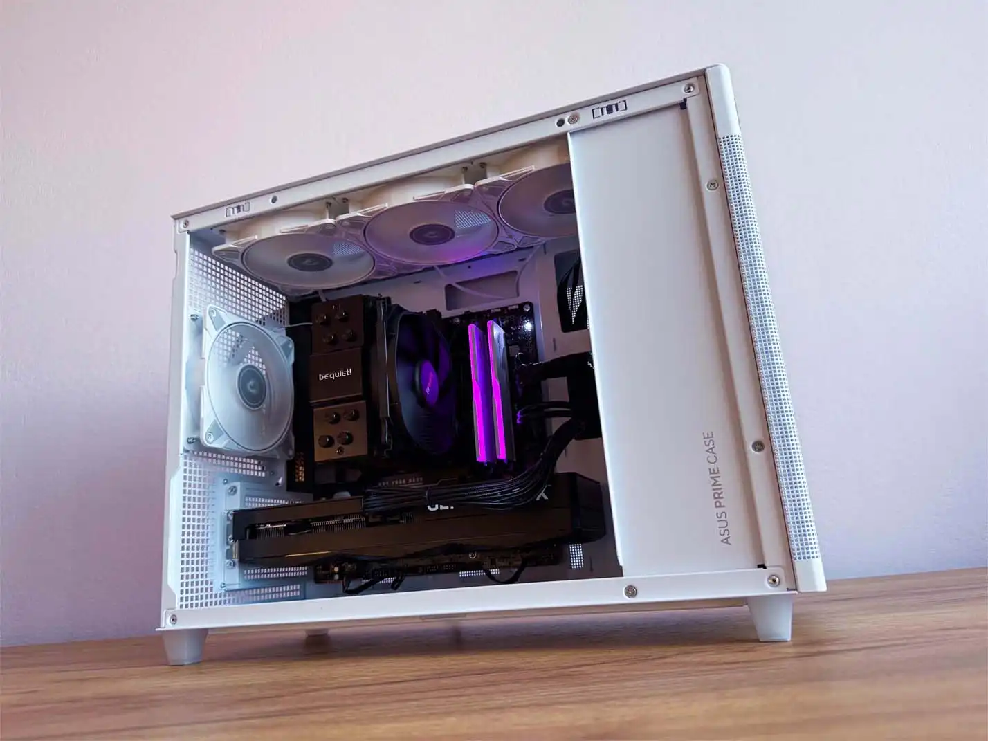 biela malá herná PC zostava s fialovým RGB
