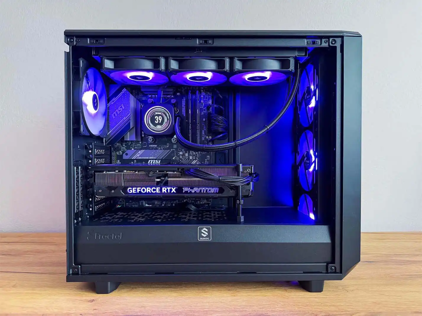 veľká herná PC zostava s fialovým RGB
