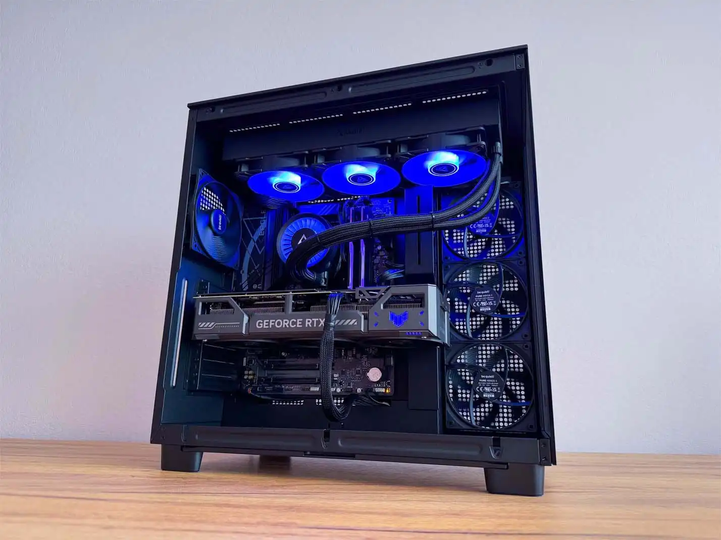 počítač s modrým RGB