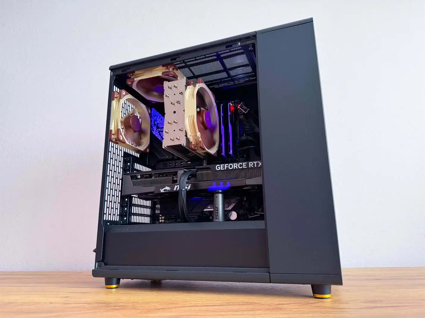čierny počítač bez RGB