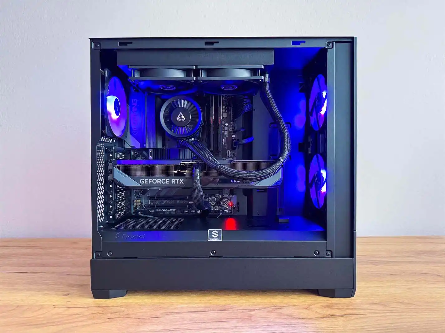 čierny počítač s fialovým RGB
