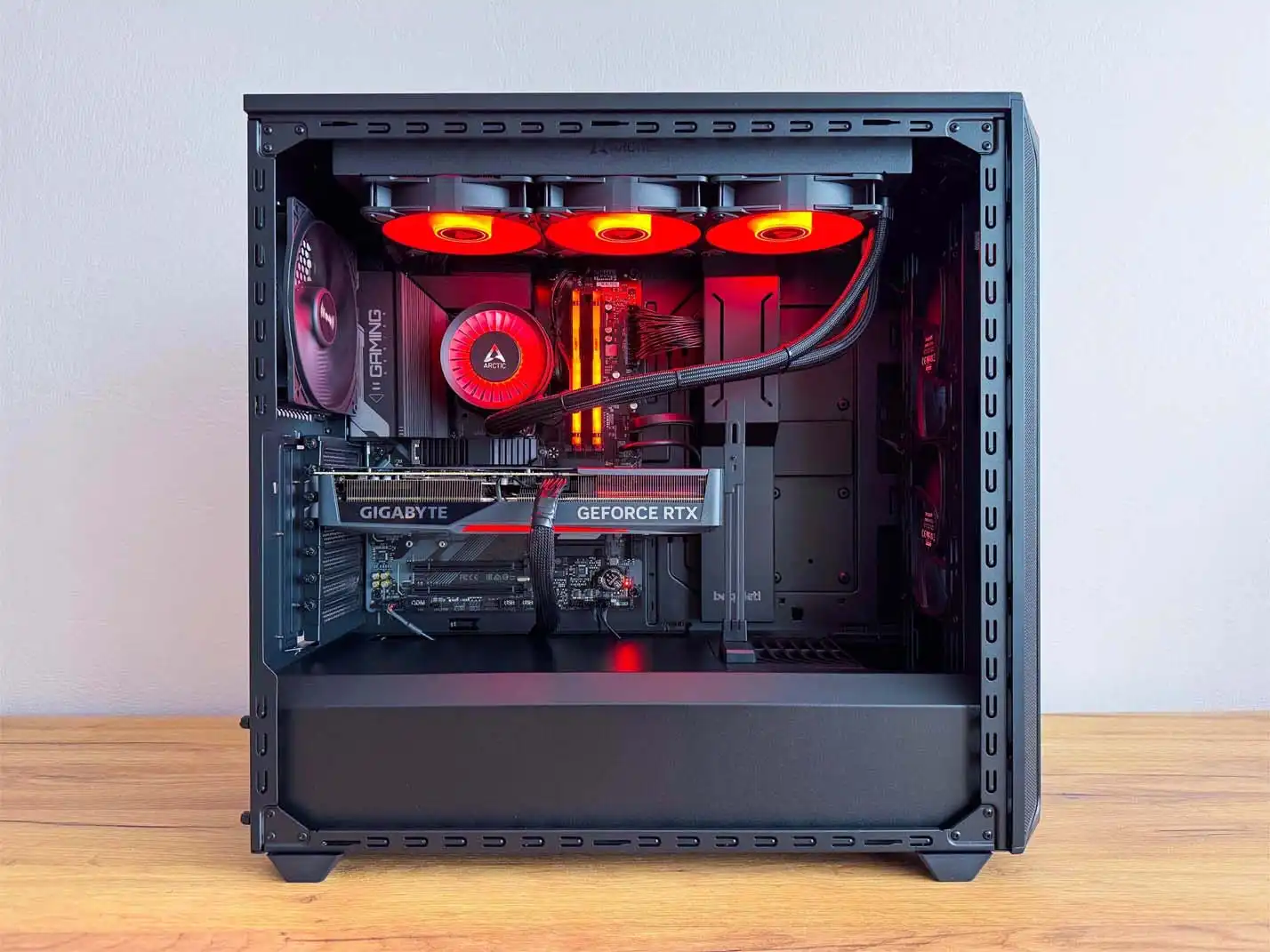 počítač s červeným RGB