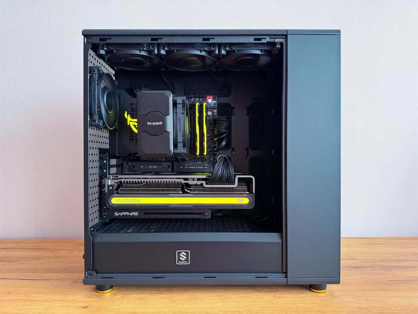 počítač na mieru so žltým RGB