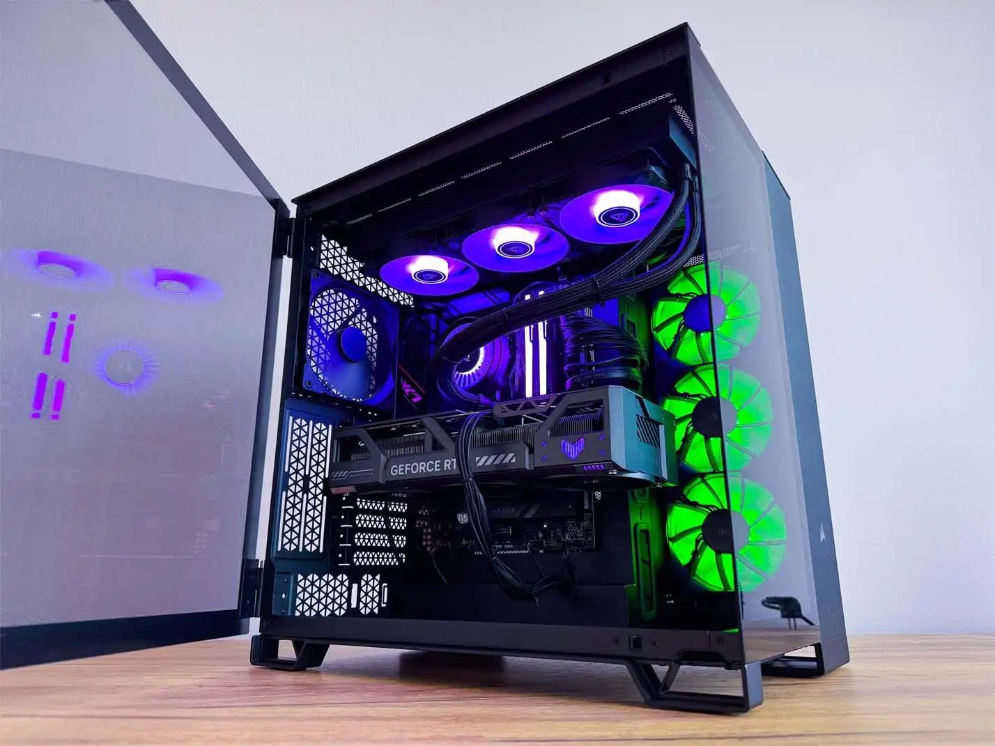 herný počítač s fialovo zeleným RGB podsvietením