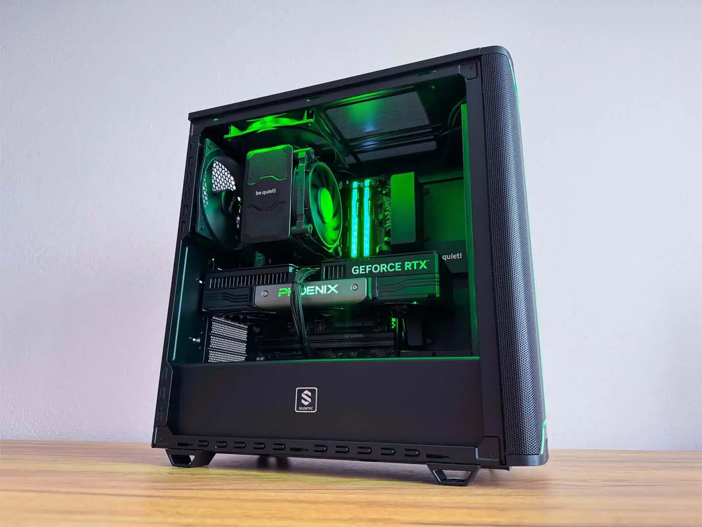 počítač na mieru so zeleným RGB