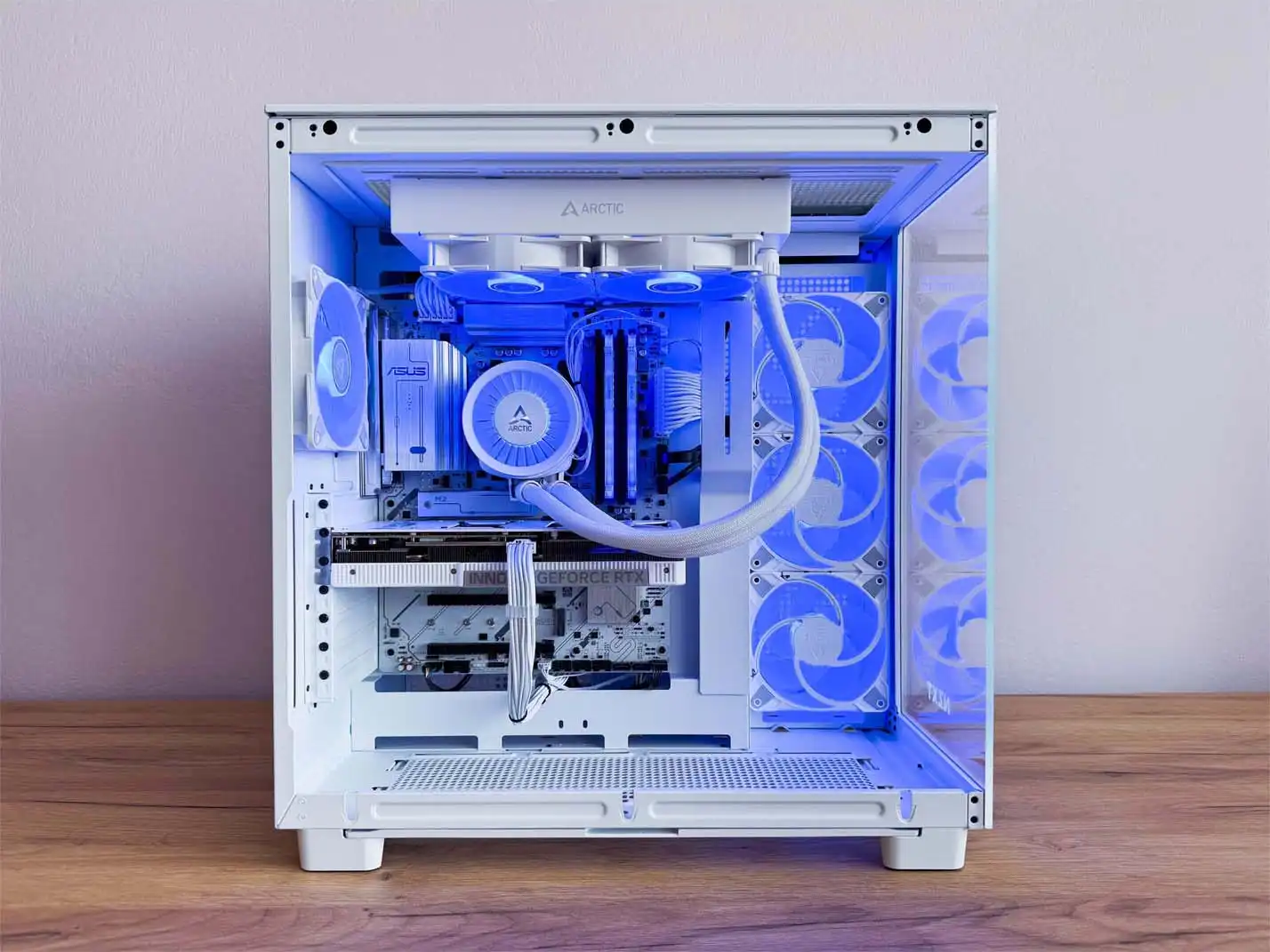 biely počítač na mieru s modrým RGB