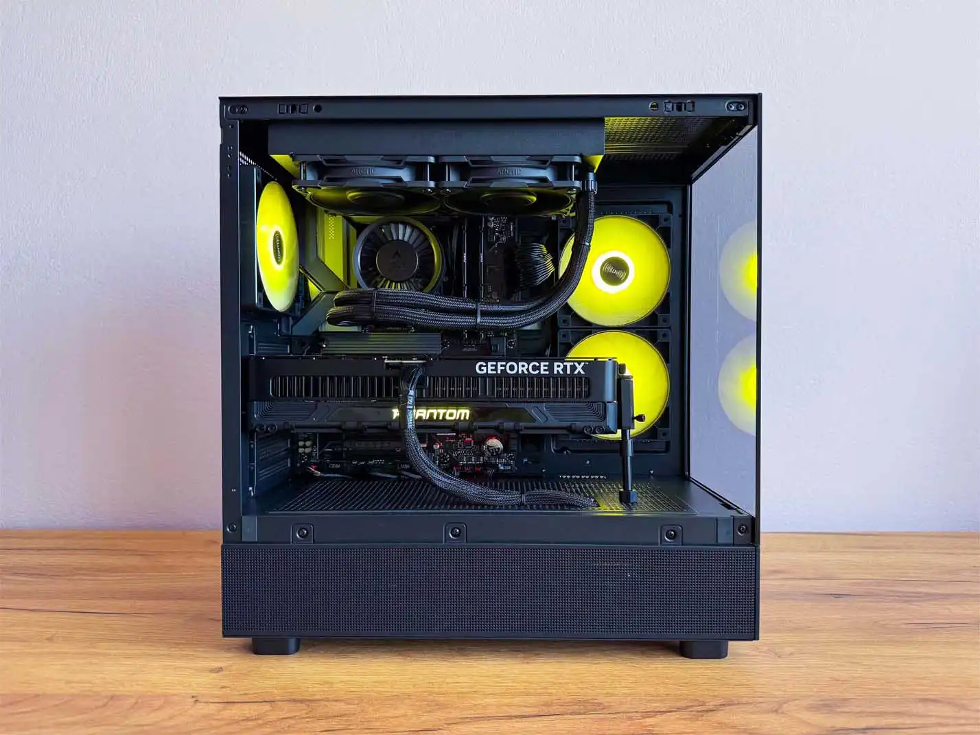 čierny počítač na mieru so žltým RGB