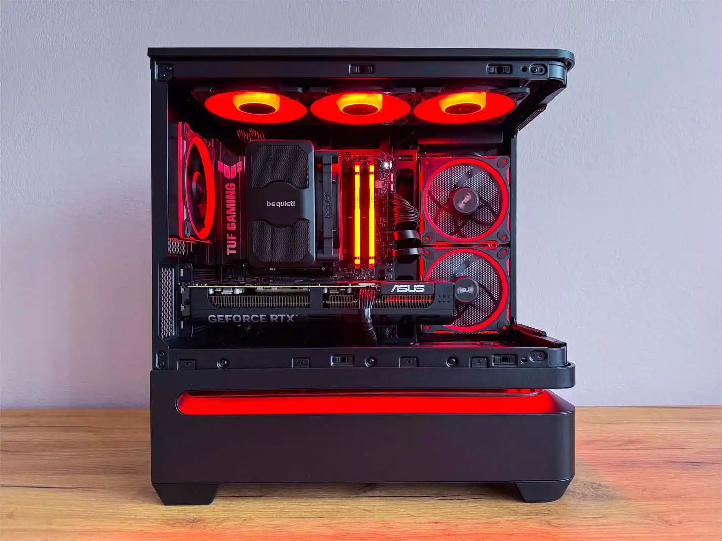 počítač na mieru a červeno čierne RGB