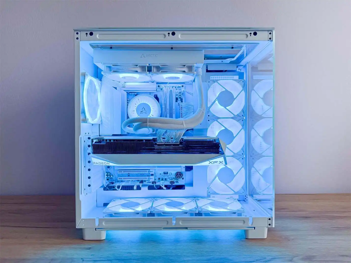 snehovo biely počítač s bielym RGB