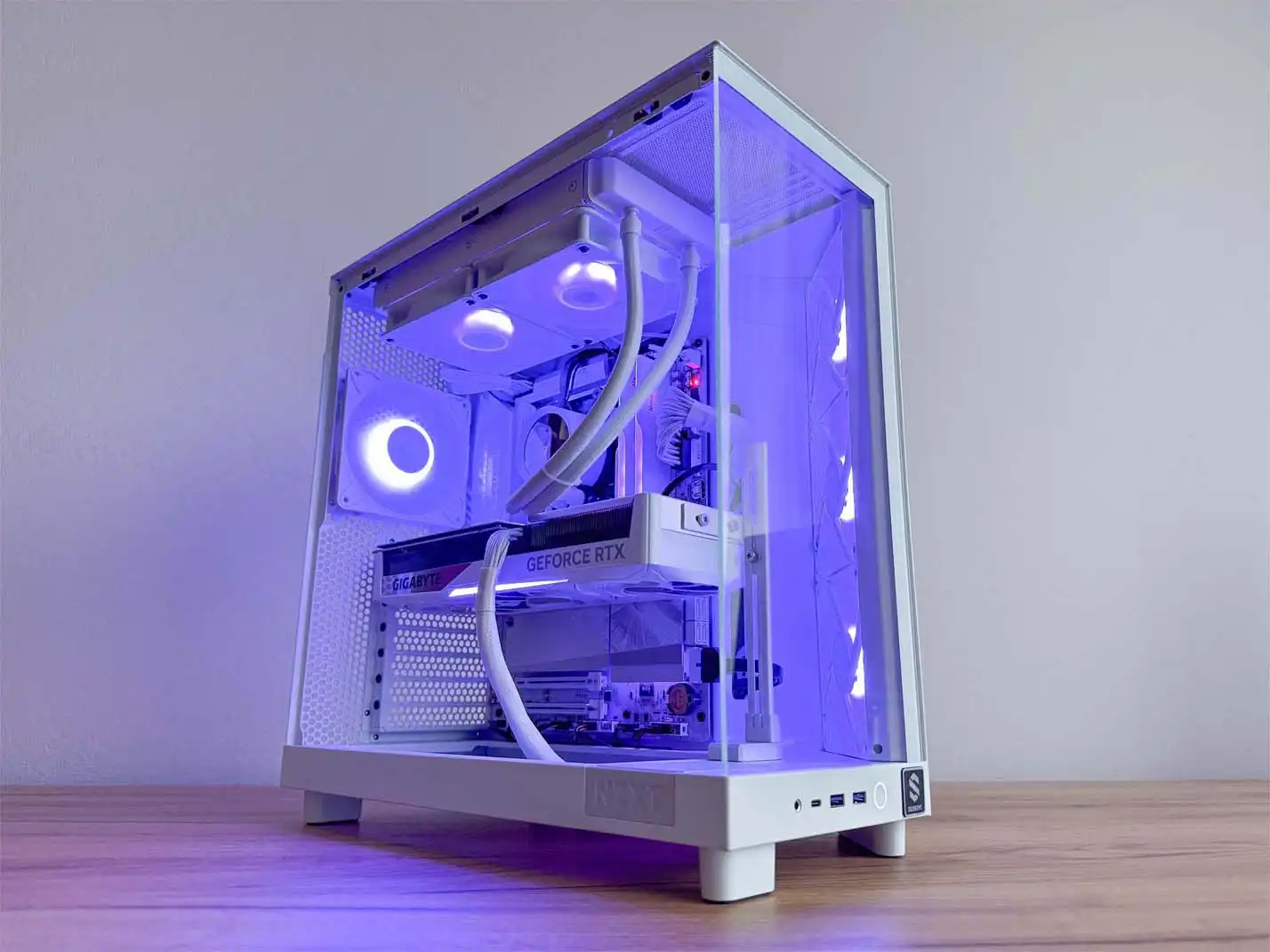snehovo biely počítač s fialovým RGB