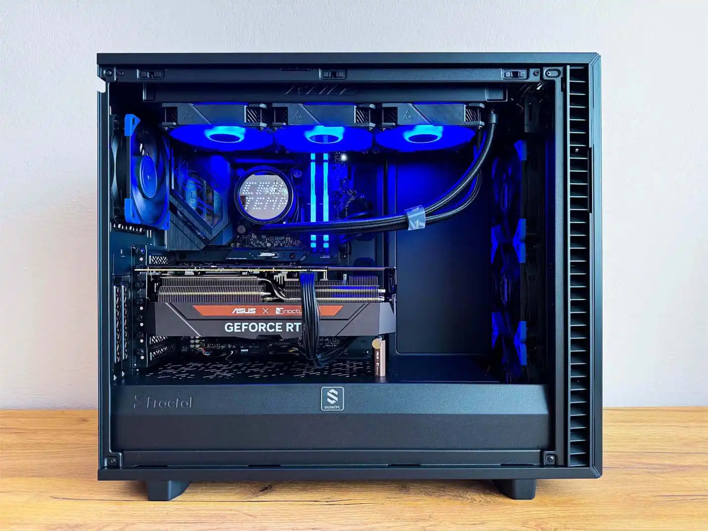 herný počítač s modrým RGB podsvietením
