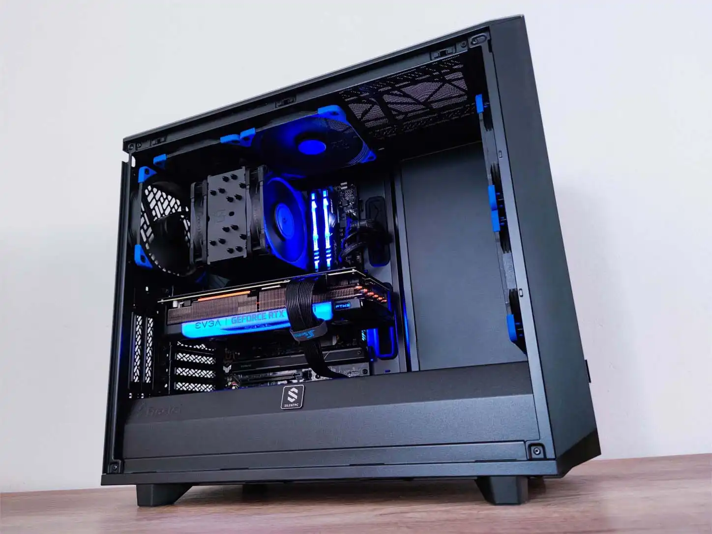 čierna herná PC zostava