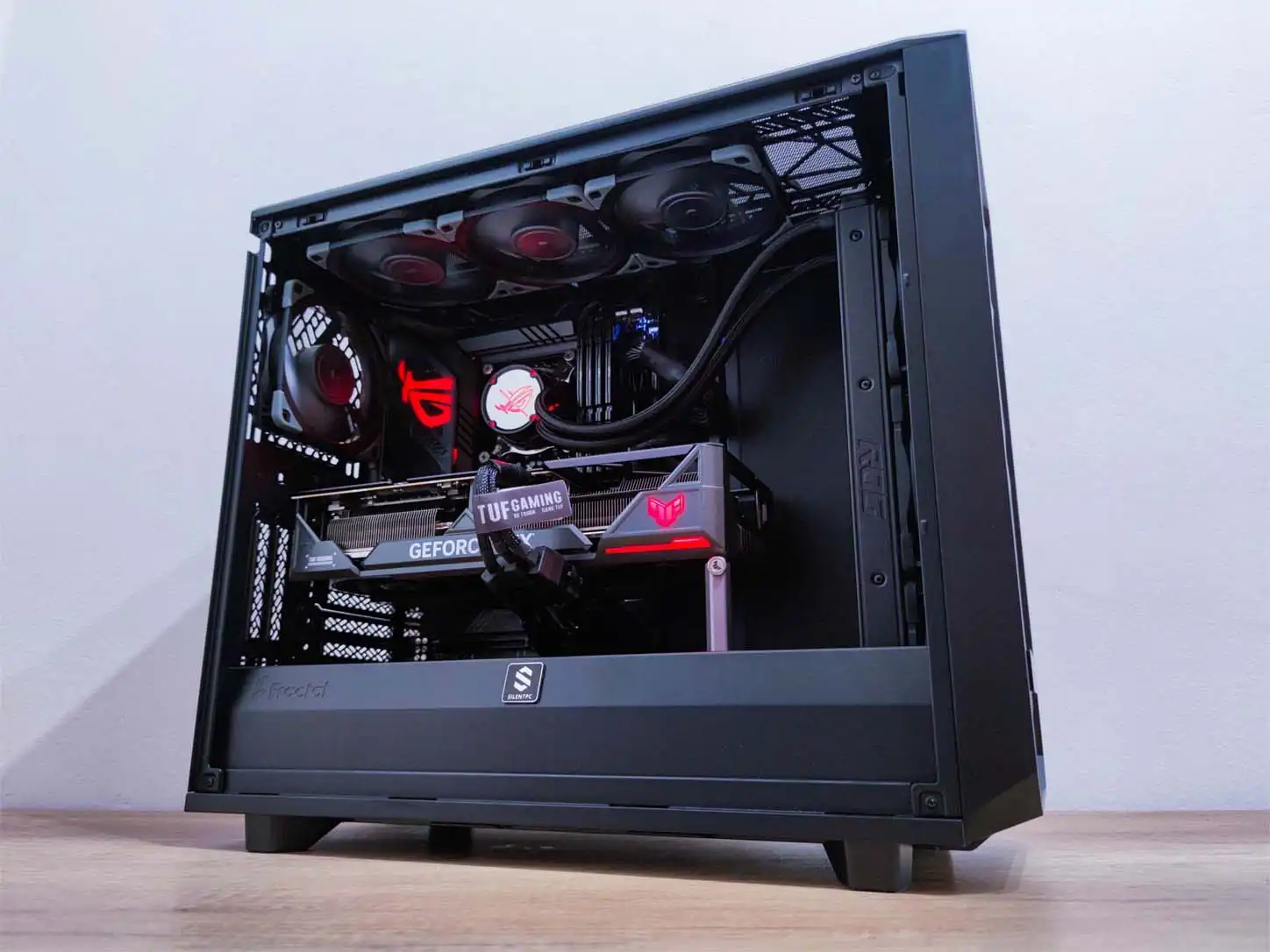 čierna herná PC zostava s červeným RGB