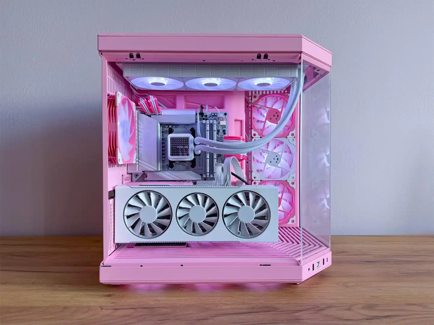 Biela herná PC zostava s ružovým RGB