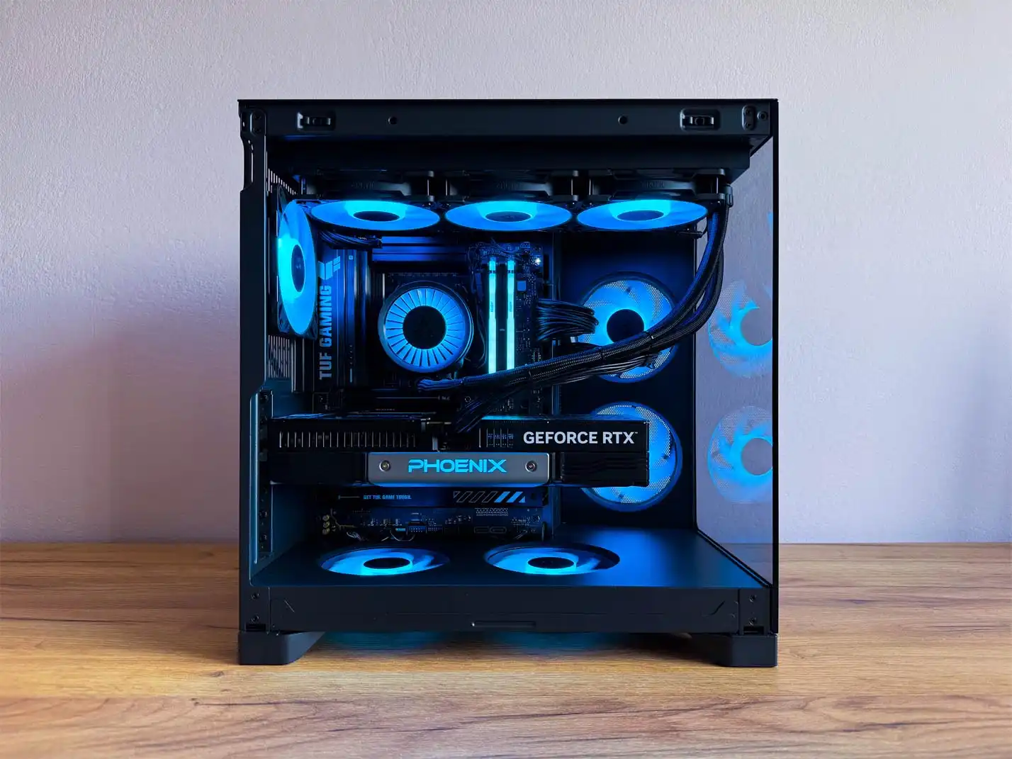 Čierna herná PC zostava s modrým RGB