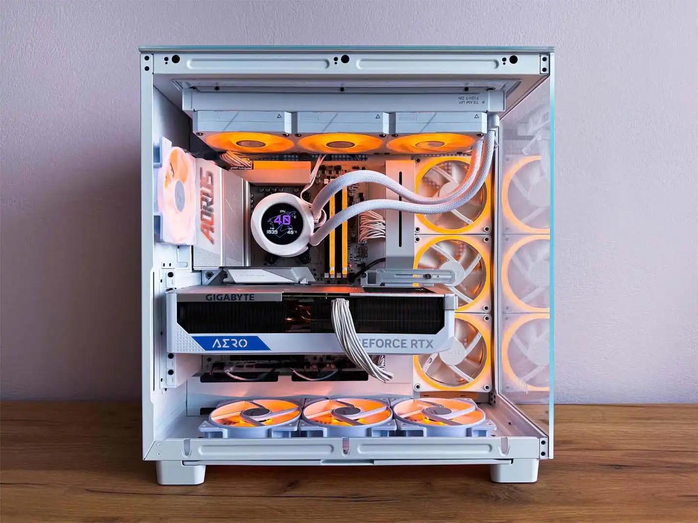 biely herný PC s oranžovým RGB podsvietením