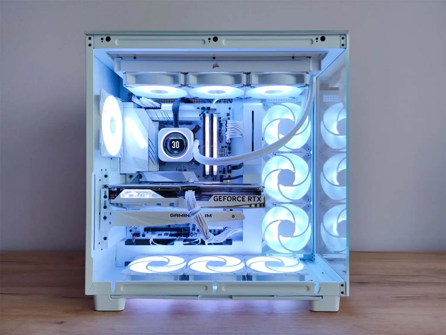 biely herný PC s bielym RGB podsvietením