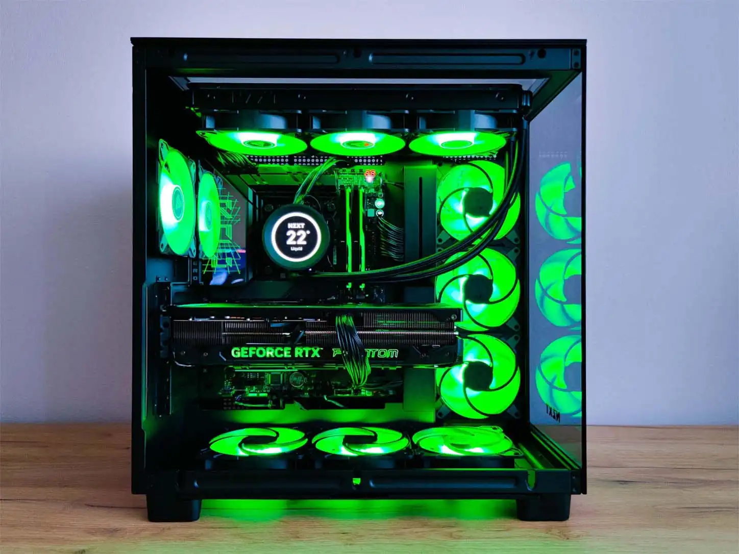 čierny herný počítač so zeleným RGB podsvietením
